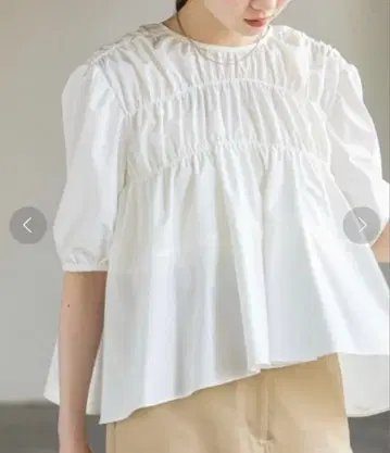 노블 화이트 개더 반팔 티어드 블라우스