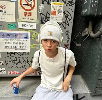 Carhartt 니트 모자 비니 라이트 그레이 카츠키 군 착용