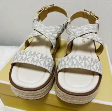 미사용 새상품 MICHAEL KORS MK 로고 샌들
