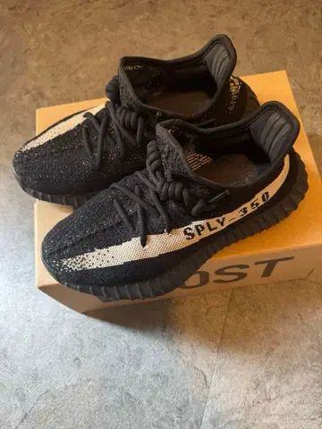 YEEZY BOOST 350 V2 Oreo