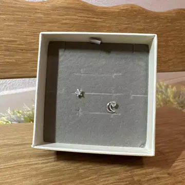 최종 가격 새상품 별과 달 모티브 K10WG 귀걸이