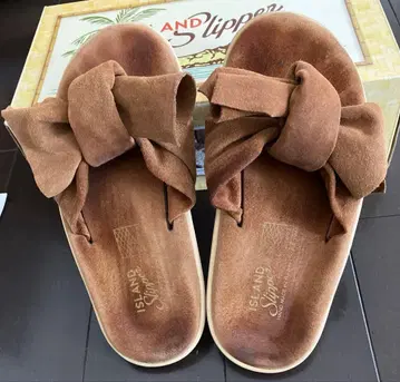 Island Slipper 스웨이드 리본 샌들