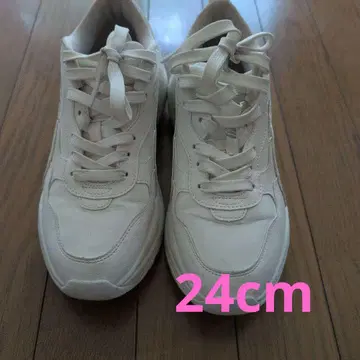 PUMA 통굽 스니커즈 화이트
