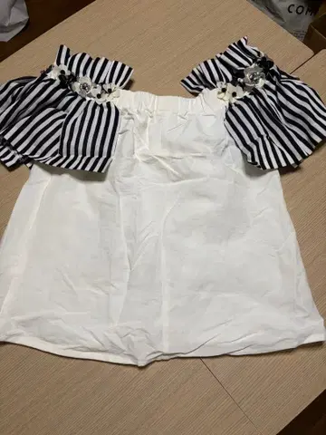 체스티 오프숄더 반팔 상의 비쥬 장식