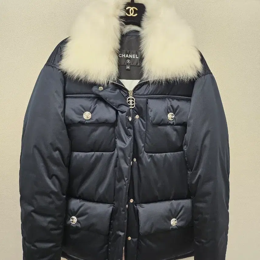 샤넬 23FW 코코네쥬 블랙 파카 패딩 (P74335) 사진 3