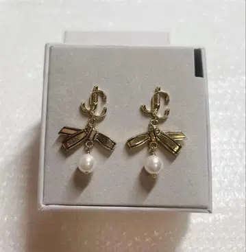 지미추 JC 귀걸이 골드 메탈 리본 펄 JIMMY CHOO