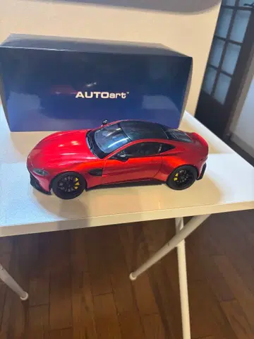 AUTOart 1/18 Aston Martin Vantage