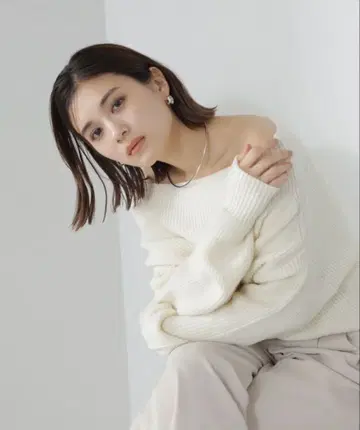 오프숄더 박시 라메 니트 NATURAL BEAUTY BASIC