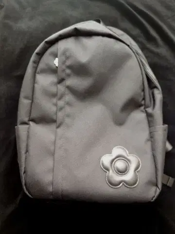 MARY QUANT 데이지 패치 라이트 백팩 블랙 마리쿠아