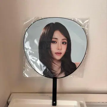 르세라핌 허윤진 이미지 피켓 부채