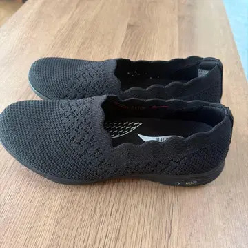 컨디션 최상 SKECHERS 에어쿨 아치핏 슬립온 23cm 블랙