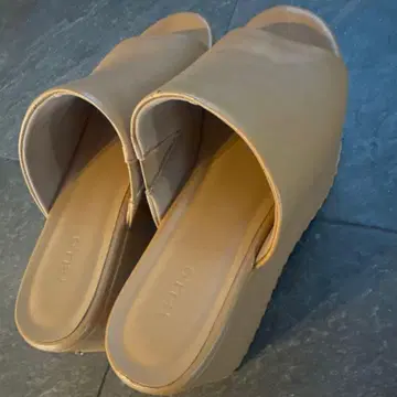 YELLO 통굽 샌들 베이지