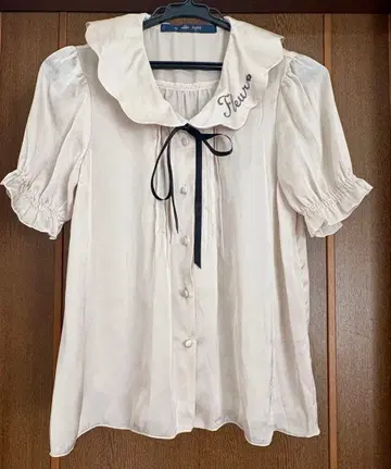 an another angelus 반팔 블라우스 자수