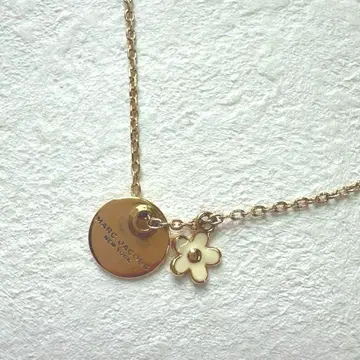 마크제이콥스 골드 목걸이 플라워 모티브 화이트 로고