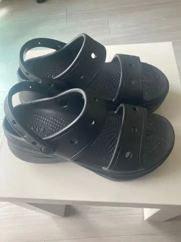 Crocs 통굽 베이 샌들 블랙