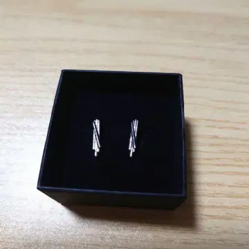 맨 피부에 반짝임을 선사하는 실버 이어 액세서리 귀걸이 line