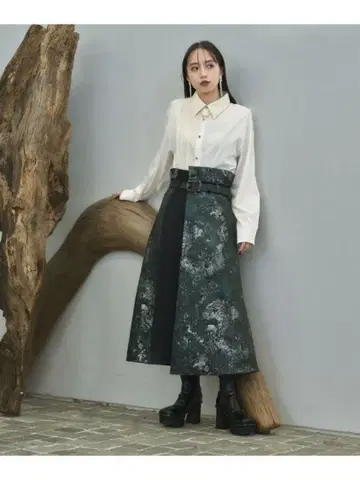 [ HARE ] 라메 아트 자카드 절개 스커트 그린