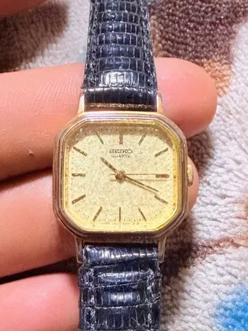 SEIKO QUARTZ 여성용 골드 다이얼 손목시계