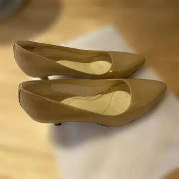 Clarks 클락스 펌프스 베이지 에나멜