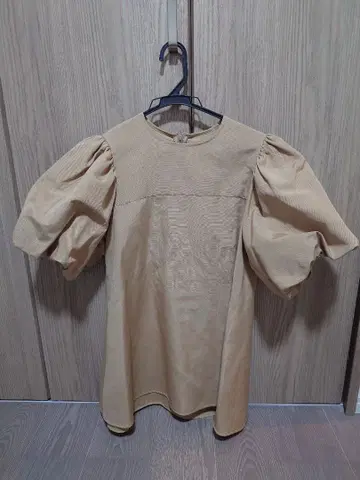 Newans 퍼프 슬리브 블라우스 베이지