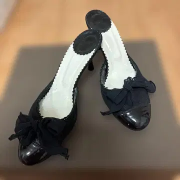Fin 리본 포함 뮬 에나멜 블랙