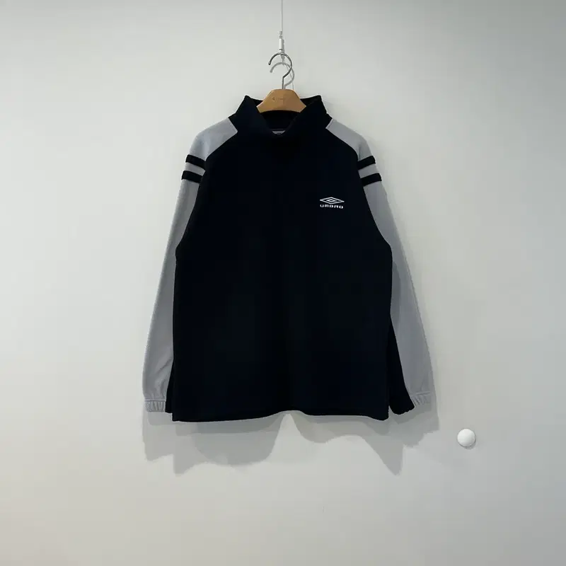 UMBRO 엄브로 올드스쿨 트레이닝탑 첼시맛 후리스 맨투맨