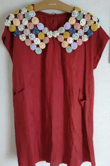 네세세아 요요 퀼트 장식 레드 린넨 원피스
