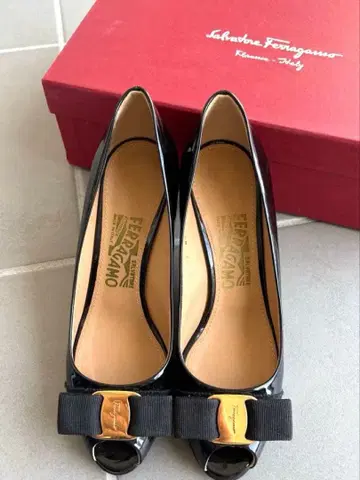 추천! [ Ferragamo ] 에나멜 블랙 오픈토 펌프스