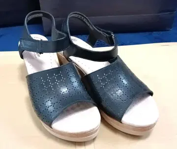 Clarks Black Leather 컴포트 샌들