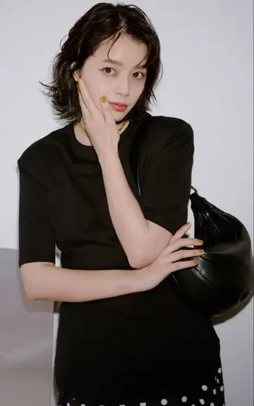LOUNIE 사토 카나 파워숄더 티셔츠 38