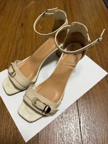 DIANA 가죽 앵클 스트랩 샌들 아이보리 24.5cm