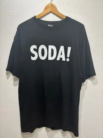 아사노 타다노부 밴드 T셔츠 SODA! 프린트 블랙 T셔츠