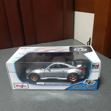 Maisto Nissan 350Z Nismo Custom 1/18