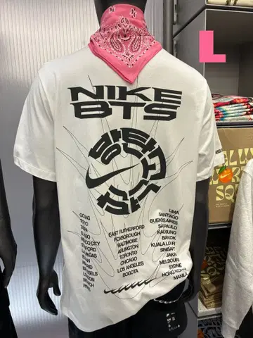 한국 한정판 NIKE BTS 콜라보 T셔츠 화이트 L사이즈