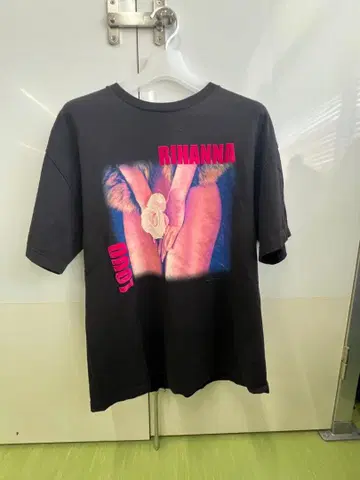 Rihanna LOUD 2010 RIH-ISSUE 티셔츠 XL
