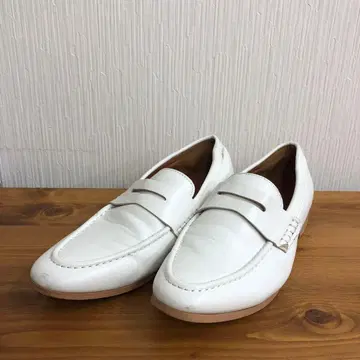un/neu 화이트 페니 로퍼 M