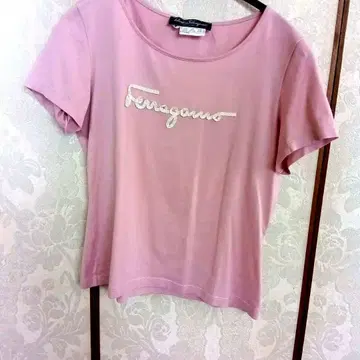 레어 Salvatore Ferragamo 로고 자수 T셔츠 핑크
