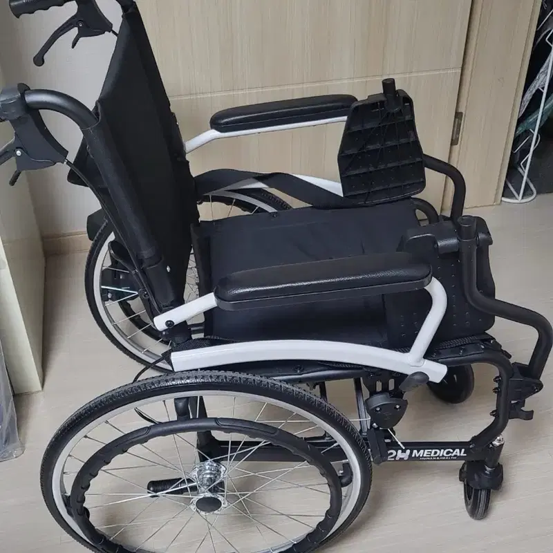 2H메디컬 라이트휠체어 11kg 초경량 알루미늄 수동 접이식 휠체어