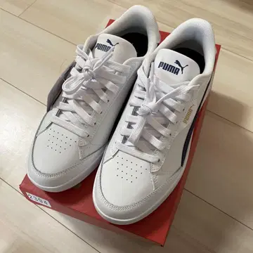 미사용 새상품 PUMA 화이트 스니커즈 24.5cm