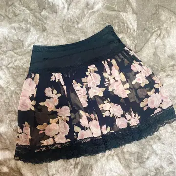 [ 가격 인하 ] 지저스 디아망테 가을 흐릿한 장미 무늬 스커트 블랙 38