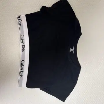 [ 가격 인하 중 ] Calvin Klein 블랙 크롭 T셔츠