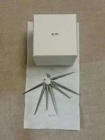 e.m. 로듐 컬러 빔 귀걸이 실버