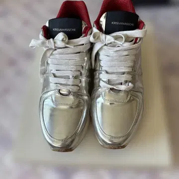 KRISVANASSCHE 메탈릭 실버 스니커즈