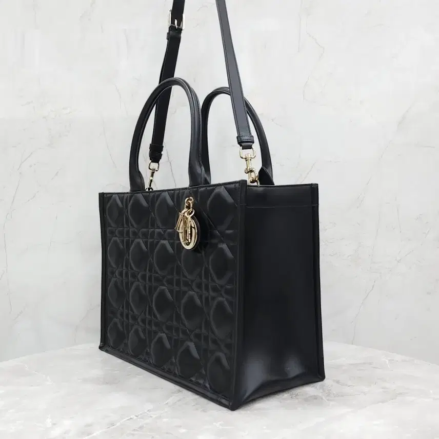 디올 레더 북토트 미디엄 백 블랙 까나쥬 M1324OWHP 사진 2