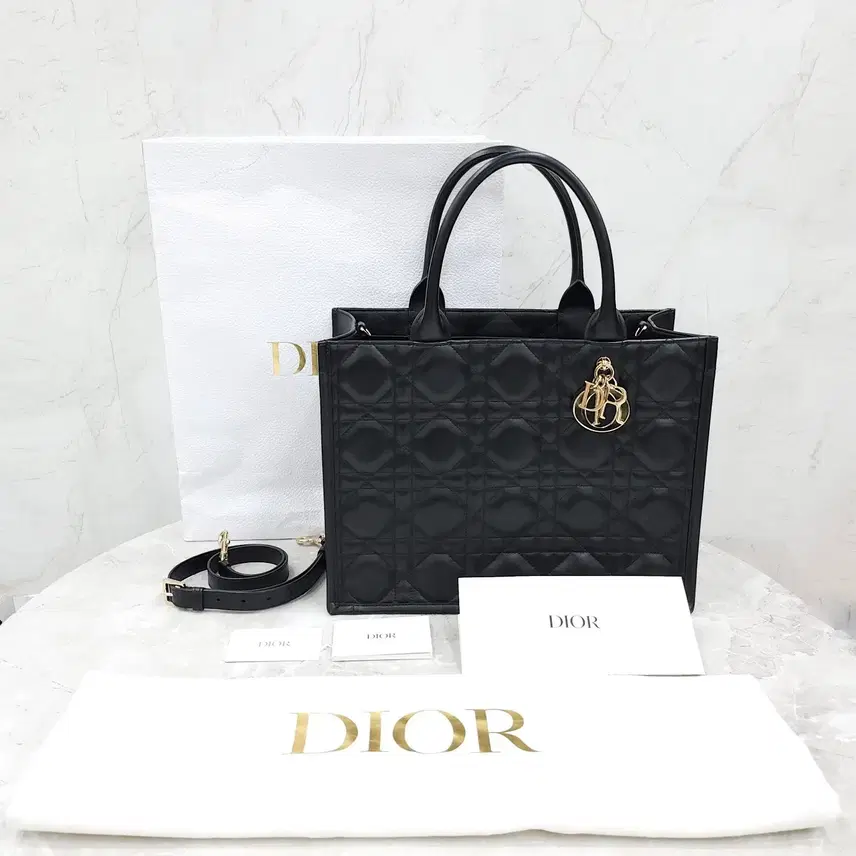 디올 레더 북토트 미디엄 백 블랙 까나쥬 M1324OWHP 사진 8