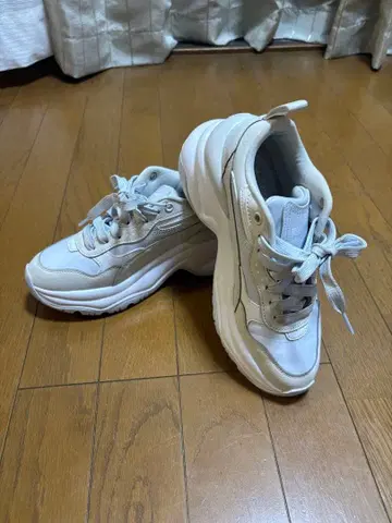 PUMA 통굽 스니커즈 화이트
