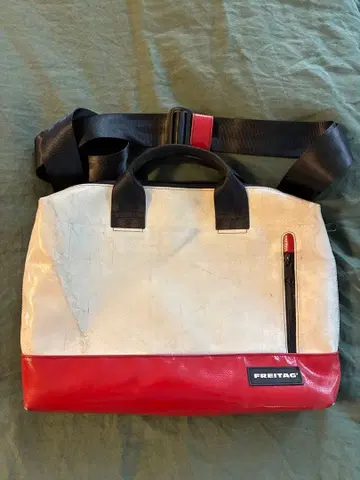 FREITAG F304 숄더백 화이트 레드