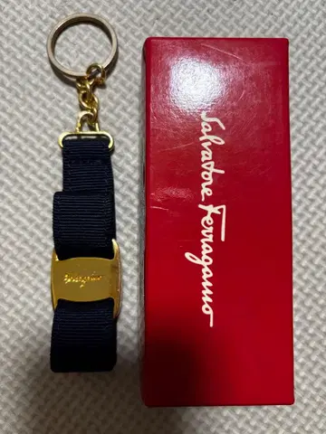 박스 포함 새상품급 Salvatore Ferragamo 바라리본 키링
