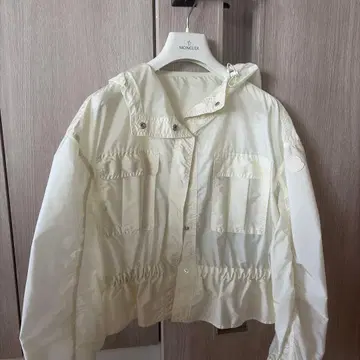 MONCLER 화이트 윈드브레이커