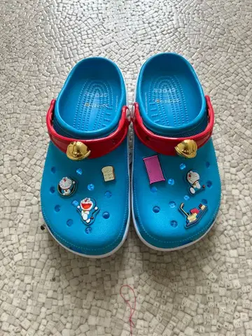 Crocs 도라에몽 클래식 클로그 샌들